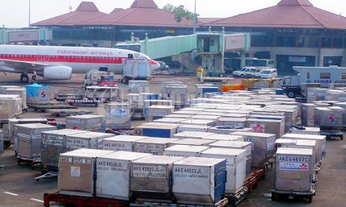 sebutkan Kelebihan dan Kekurangan Pengiriman Barang Lewat Udara